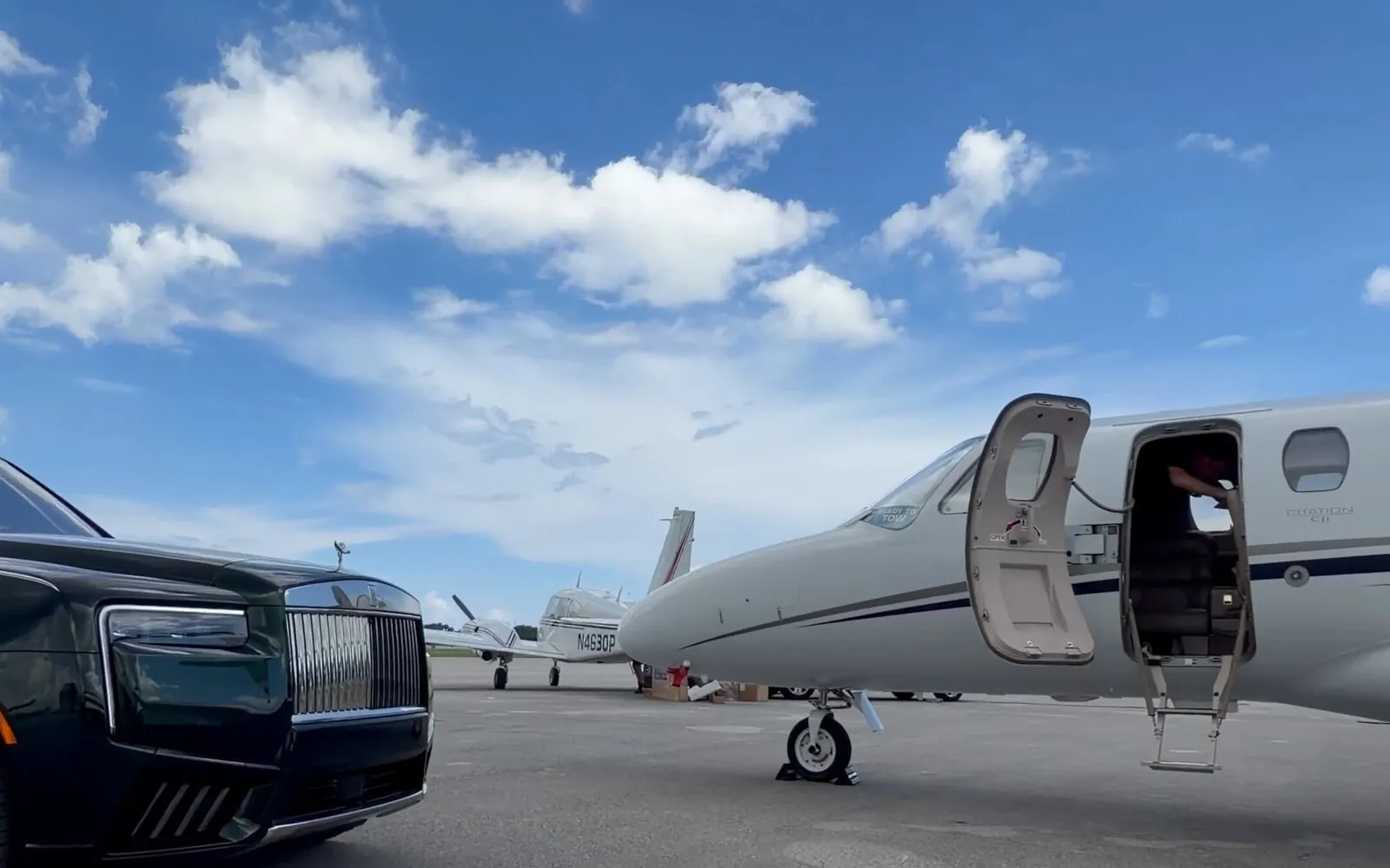 Citation CJ1 N525KM on the ramp at Lantana with a car pulled up to the open airstair